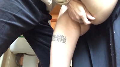 സ്കൂൾ ബാത്ത്റൂമിൽ സ്ക്വിർട്ട്, ഒരു യഥാർത്ഥ നുരയെ രതിമൂർച്ഛ - എന്റെ ടീച്ചർ പരമാവധി ചെയ്തു